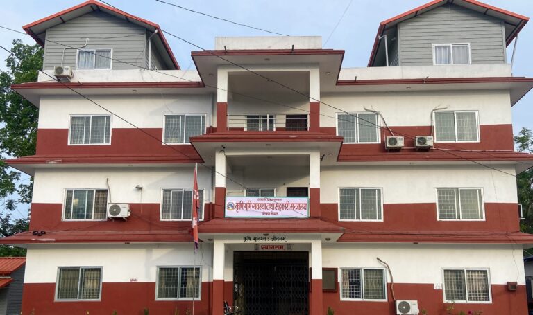 तीन सहकारीलाई अनुदानमा कृषि सामग्री