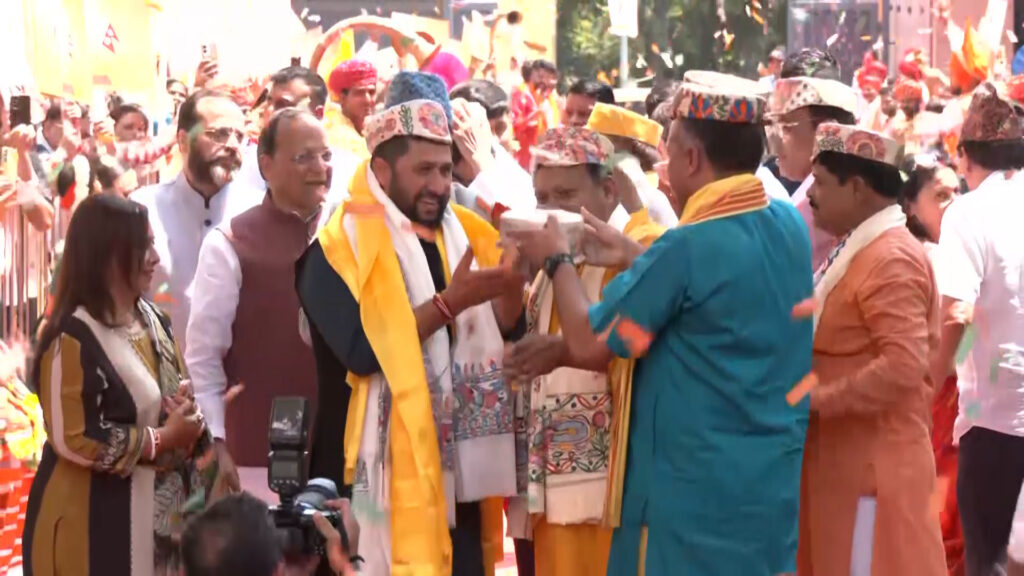 भाजपा मुख्यालयमा सभापति रवि लामिछानेलाई भव्य स्वागत, पुष्प वर्षा र बाजागाजासहित सम्मान