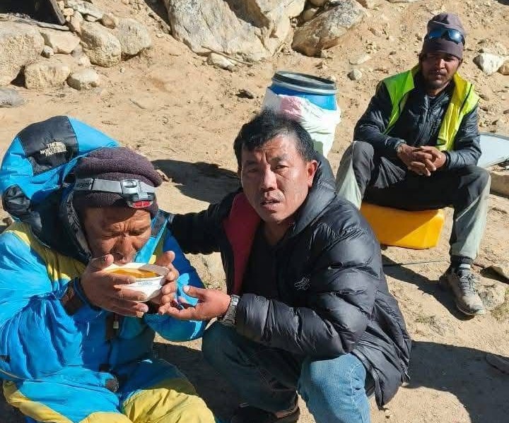 सगरमाथा क्षेत्रमा बेपत्ता दावा शेर्पा जीवितै फेला