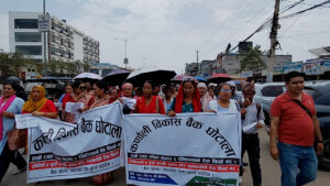करोडौँ रुपैयाँ फसेपछि निक्षेपकर्ताले घेरे कर्णाली विकास बैंक