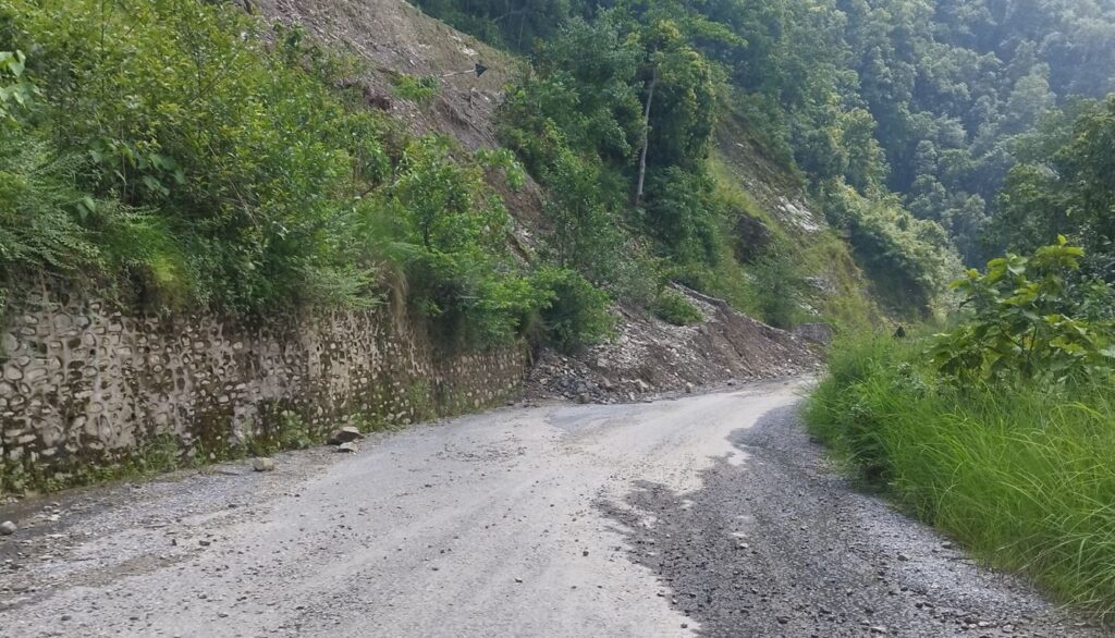 आजदेखि बेँसीसहर चामे र मध्यपहाडी लोकमार्गमा सवारी सञ्चालनमा रोक