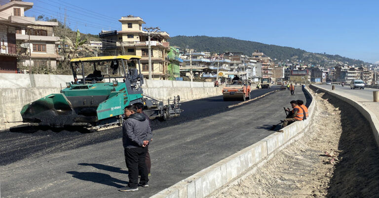 अरनिको राजमार्ग स्तरोन्नतिः ‘बिटुमिन’ अभावले दुई महिनादेखि काम प्रभावित