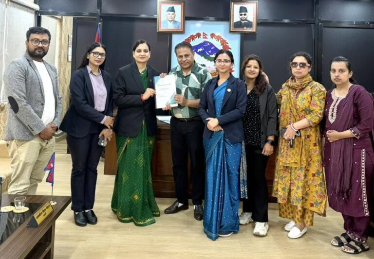 स्वास्थ्य मन्त्री मेहतालाई रास्वपाको ‘स्वास्थ्य बिमा पुनर्संरचनासम्बन्धी मार्गचित्र’
