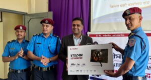 मुक्तिनाथ विकास बैंकद्वारा प्रहरी कार्यालयलाई कम्प्युटर र फर्निचर सहयोग