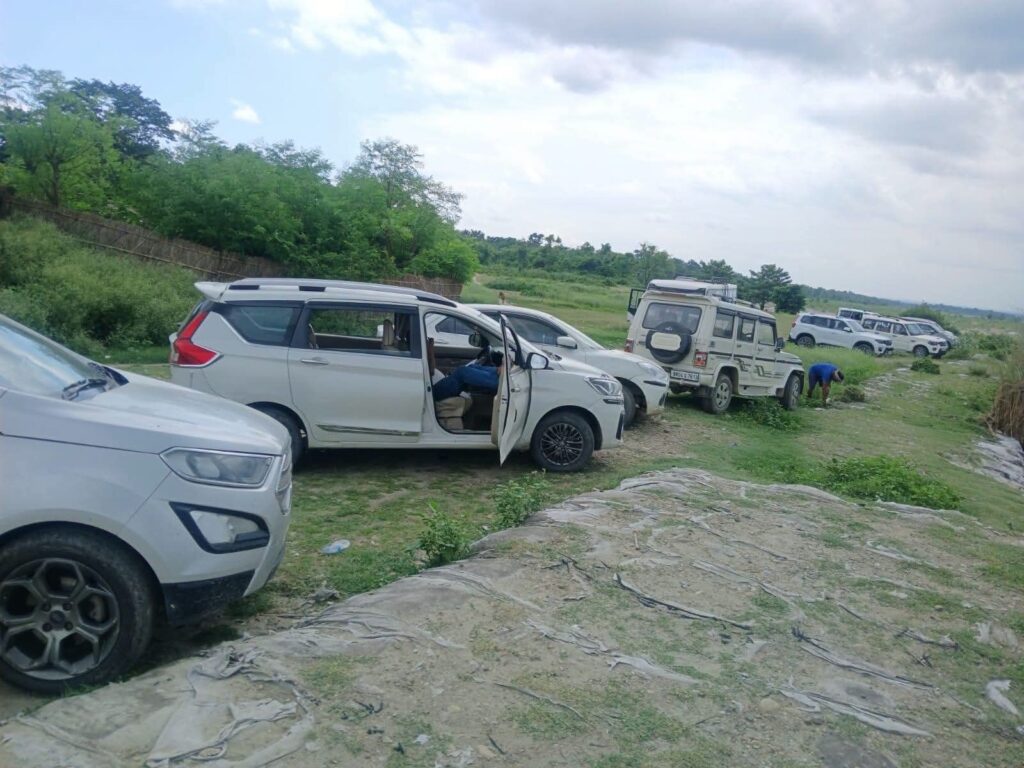 ‘माथिको आदेश’ भन्दै भारतीय गाडीलाई ठोरी प्रवेशमा रोक, पर्यटन ठप्प