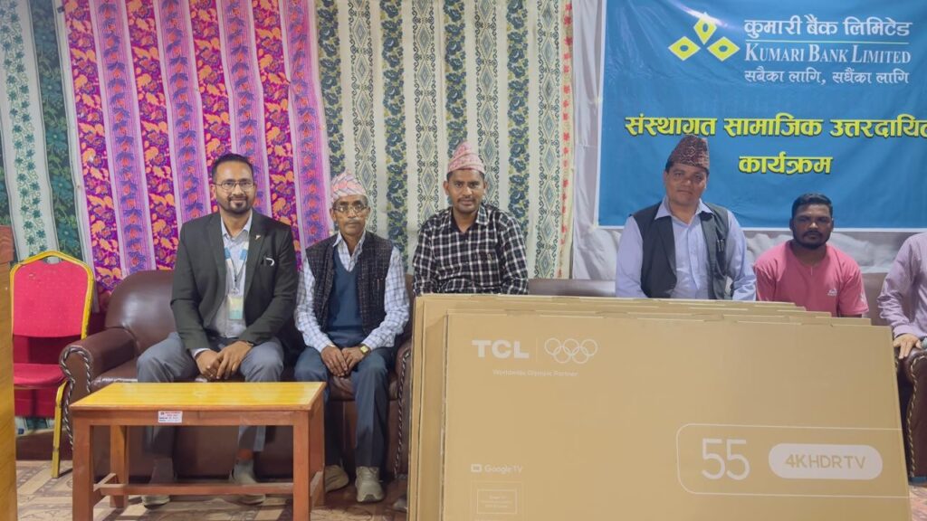 कुमारी बैंकद्वारा बाजुराका छ सामुदायिक विद्यालयलाई स्मार्ट टेलिभिजन सहयोग