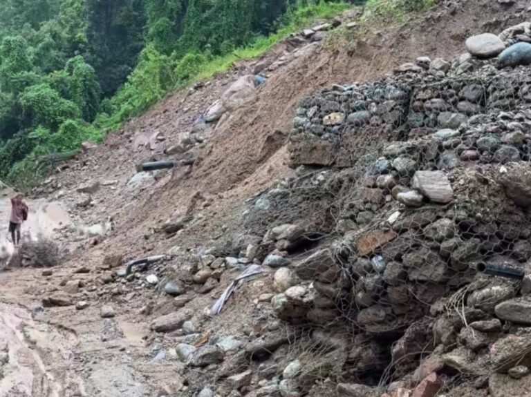 पहिरोले मेची राजमार्ग अवरुद्ध, इलाम–पाँचथर–ताप्लेजुङको आवागमन ठप्प