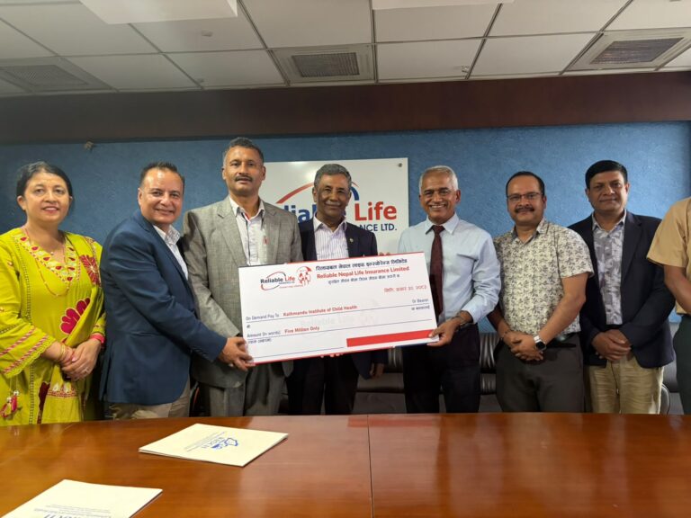 केआईओसीएच अस्पताललाई रिलायबल नेपाल लाइफ इन्स्योरेन्सको ५० लाख रुपैयाँ आर्थिक सहयोग