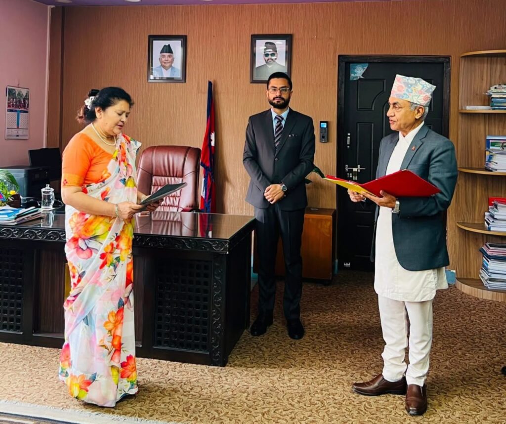त्रिवि सेवा आयोगका अध्यक्ष थापा र सदस्य मास्केले लिए शपथ