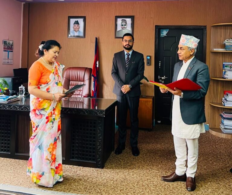 त्रिवि सेवा आयोगका अध्यक्ष थापा र सदस्य मास्केले लिए शपथ