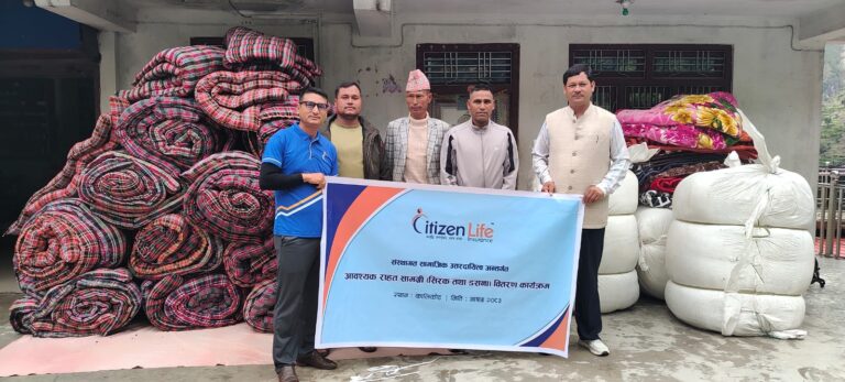 सिटिजन लाइफद्वारा कालिकोटका विपद् प्रभावित परिवारलाई सिरक र डसना वितरण