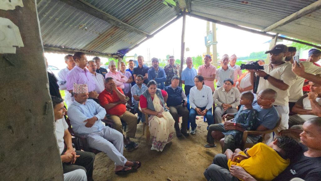 चितवनमा वन्यजन्तु आक्रमणका पीडितको घरमै पुगिन् : मन्त्री चौधरी