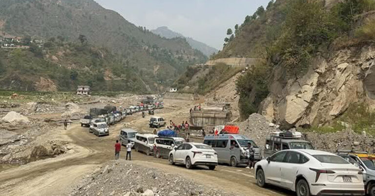 वर्षामा बिपी राजमार्गः अवरुद्ध भए आधा घण्टामै खुलाइने