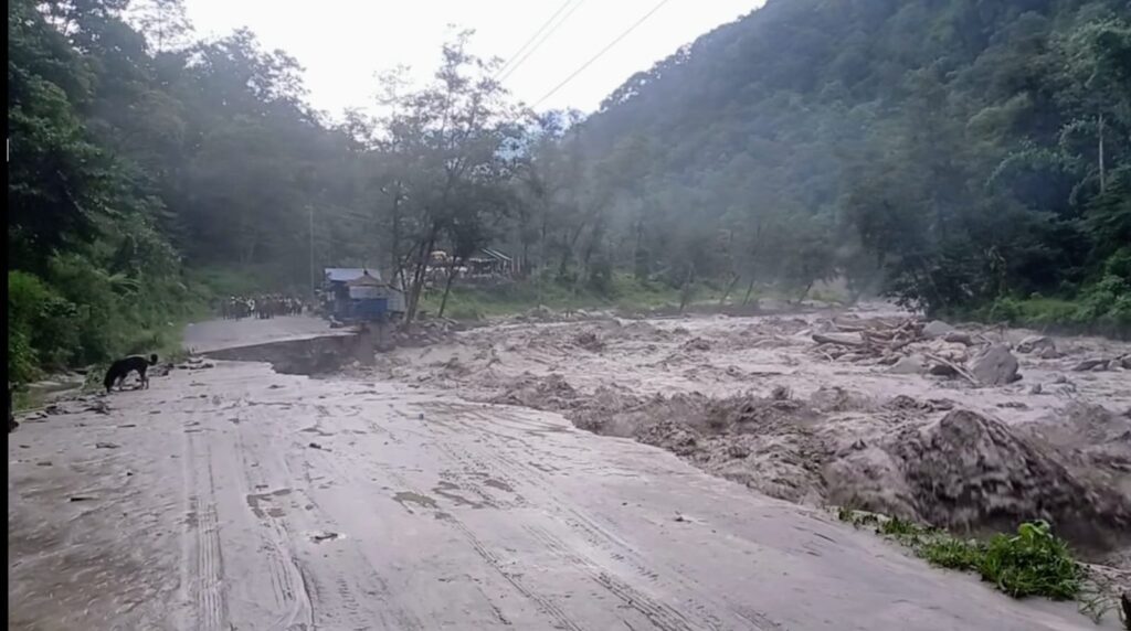 मोदी खोलाले सडक बगाउँदा घान्द्रुकमा ३०० पर्यटक अलपत्र