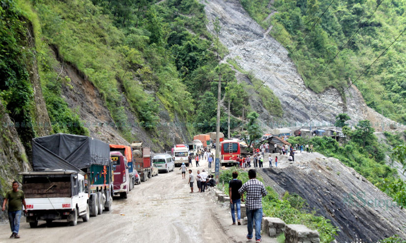 पहिरो पन्छाइएपछि नारायणगढ–मुग्लिन सडक दुईतर्फी सञ्चालनमा