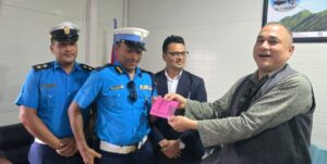 हेल्मेटबिना बाइक चलाएका मुख्यमन्त्री शाहको निवासमै पुगेर ट्राफिकले असुल गर्यो जरिवाना