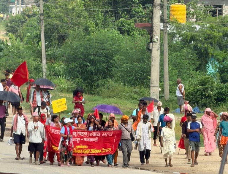 जनकपुरबाट हिँडेका मिटरब्याज पीडित चौथो दिन सर्लाहीको हरिवन आइपुगे