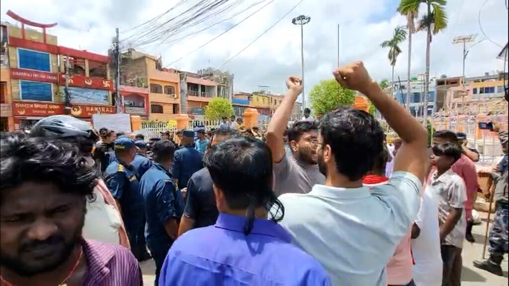 हर्क साम्पाङ जानकी मन्दिरमा जाने विषयलाई लिएर तनाव, कार्यकर्ता लखेटिए
